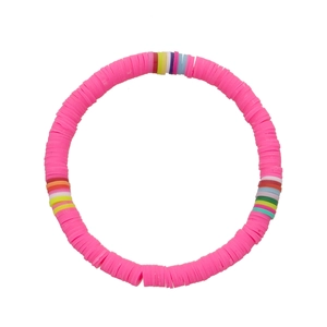 Detail eines böhmischen pinkfarbenen Heishi-Perlenarmbands mit bunten Regenbogenakzenten