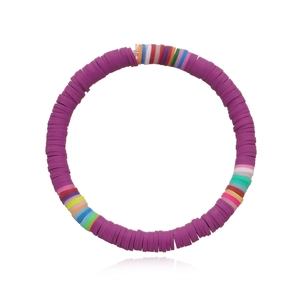 Detail von lila Polymer-Ton-Heishi-Perlenarmband mit bunten Regenbogen-Segmenten
