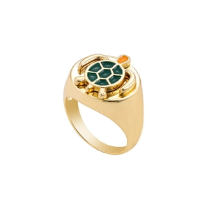 Detailansicht des goldenen 14K Schildkrötenrings mit grüner Emaille und orangem Kopf