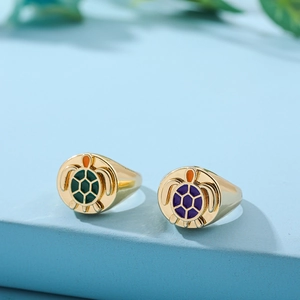14K Gold Schildkrötenringe mit grüner und lila Emaille auf blauem Untergrund
