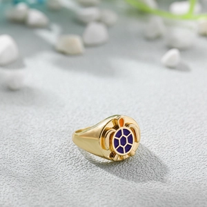 Makroansicht des 14K Gold Schildkrötenrings mit lila Emaille und poliertem Finish