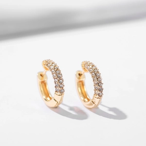 Klassische goldene Creolen mit mehrreihigem weißem Zirkon-Mikropavé für ein funkelndes Design