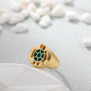 Detailaufnahme des Schildkrötenrings aus 14K Gold mit grüner Emaille und orangen Akzenten