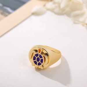 Detailansicht der 14K Gold Schildkröte Ring mit lila Emaille und polierter Oberfläche