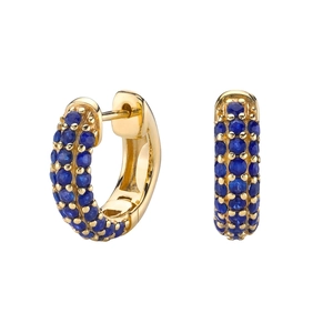 Detail von goldenen Creolen mit drei Reihen mikropavé besetzten marineblauen Zirkonia