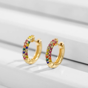 Klassische goldene Huggie-Ohrringe mit bunten Regenbogen-Zirkoniasteinen in Pavé-Fassung