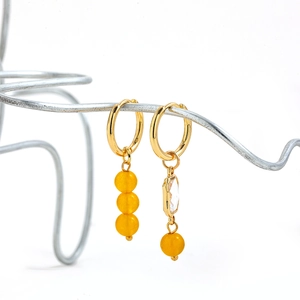 Y2K asymmetric earrings with golden metal rings, yellow beads and transparent gemstone