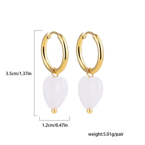 Détail de boucles d'oreilles cœur avec pierre rose et dimensions de 3,5 cm sur 1,2 cm