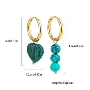 Boucles d'oreilles ethniques en or avec pierre coeur verte et perles bleues asymétriques