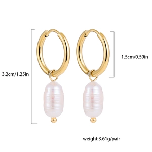 Dimensions détaillées des boucles d'oreilles perles dorées de 3,2 cm de long et 1,5 cm de large