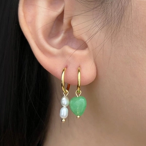 Boucles d'oreilles cœur dorées asymétriques avec pierre verte et perles blanches élégantes