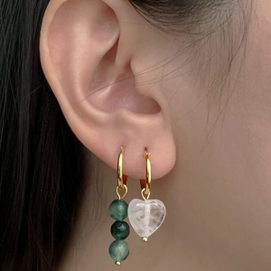 Boucles d'oreilles asymétriques en pierre de cœur et perles vertes avec créoles dorées
