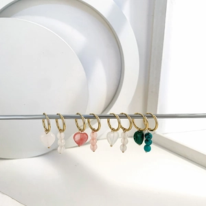 Boucles d'oreilles créoles dorées avec pierres naturelles en forme de cœur et perles