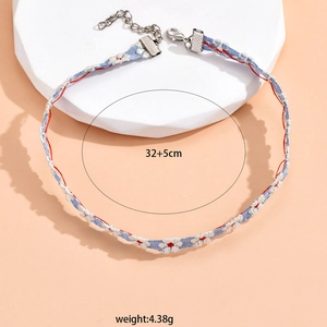 Detail van de kanten bloemen choker met 32+5 cm lengte en verstelbare zilveren sluiting