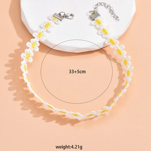 Y2K choker van geborduurd kant met witte madeliefjes en een verstelbare metalen ketting