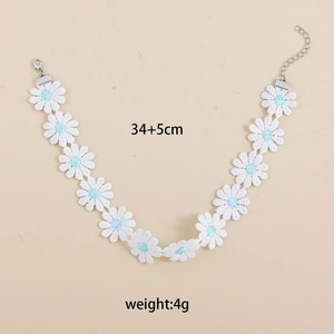 Detail van Y2K madeliefje kant choker met verstelbare sluiting en afmetingen van 34+5cm