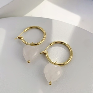 Détails de breloques en quartz rose en forme de cœur sur créoles dorées élégantes
