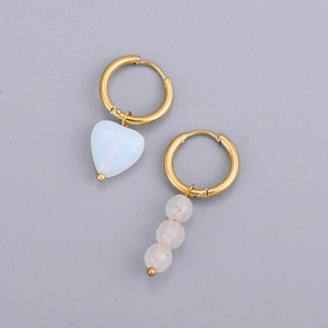 Boucles d'oreilles asymétriques dorées avec cœur blanc et perles translucides
