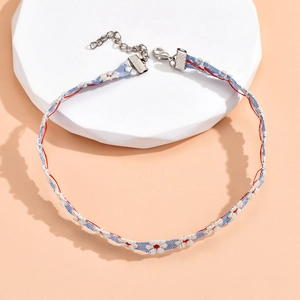 Detail van Y2K blauwe kanten choker met madeliefjesborduurwerk en verstelbare ketting