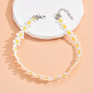 Detail van witte madeliefjes choker met metalen karabijnsluiting en verstelbare ketting