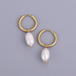 Vue détaillée de boucles d'oreilles en perles baroques avec créoles dorées vintage
