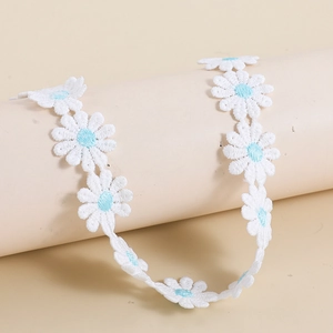 Detailopname van een witte madeliefjes kant choker met lichtblauwe hartjes op een display