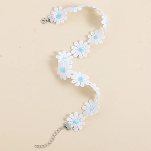 Detail van witte kant madeliefje choker halsketting met blauw borduursel en verstelbare sluiting