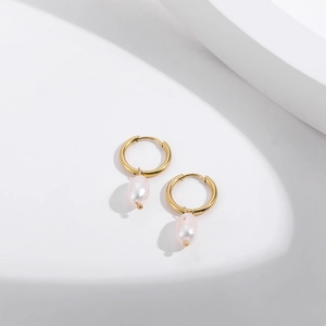 Détails de créoles dorées 18 carats ornées de perles baroques blanches naturelles sur blanc