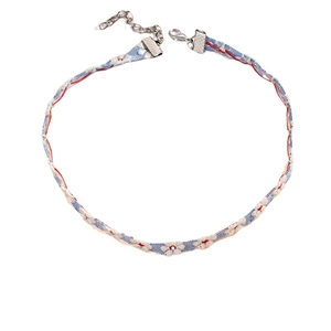 Y2K madeliefje choker ketting met blauwe stof borduurwerk en verstelbare ketting