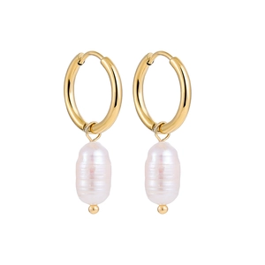 Détail macro d'une boucle d'oreille dorée avec pendentif en perle baroque blanche