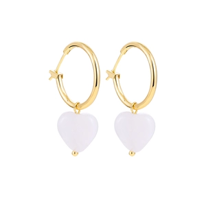 Détail de boucles d'oreilles cœur en pierre naturelle avec anneaux dorés sur fond blanc