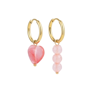 Vue détaillée des boucles d'oreilles créoles dorées asymétriques avec cœur rose et perles