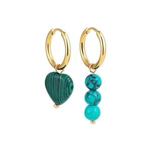 Détail de boucles d'oreilles asymétriques en or avec cœur malachite et perles turquoise