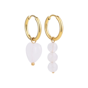 Vue détaillée de boucles d'oreilles asymétriques avec pierres roses et anneaux dorés