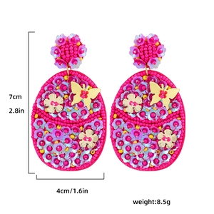 Dettaglio degli orecchini a uovo di Pasqua con perline colorate, paillettes e dimensioni