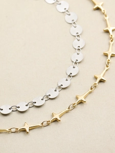 Detail von 18K Gold-Kreuz und Silber-Scheiben Fußkettchen mit glänzendem Finish