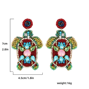 Vue détaillée de boucles d'oreilles tortue de mer faites à la main avec dimensions et perles