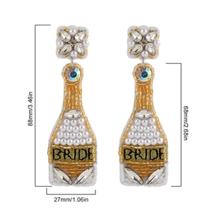 Detailansicht der handgefertigten Champagnerflaschen-Ohrringe mit Bride-Stickerei und Maßen