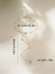 Vista detallada de collar en Y de mariposas en oro de 14K con cuenta verde