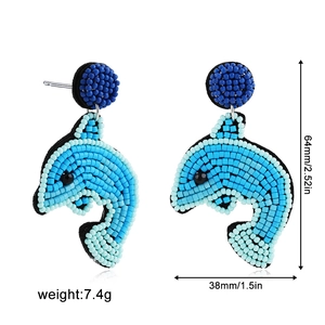 Détail de boucles d'oreilles dauphin en perles bleues avec dimensions 64mm et poids 7.4g
