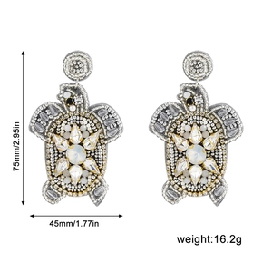 Détail de boucles d'oreilles tortue avec perles colorées et dimensions 75x45mm