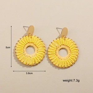 Détail de boucles d'oreilles créoles jaunes en perles avec 5 cm de hauteur