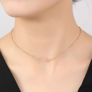 Detalle de collar chapado en oro 14K con una piedra de cuarzo rosa redonda y cadena fina