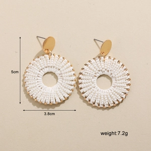 Détail de taille des boucles d'oreilles bohèmes, hauteur 5 cm et largeur 3,8 cm