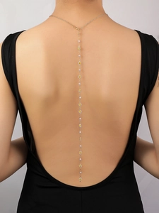 Detalle de cadena de espalda en oro de 14K con margaritas y perlas para mujer