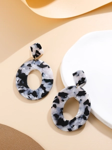 Macro di orecchini pendenti ovali in acrilico con motivo marmorizzato bianco e nero e gancio d'oro