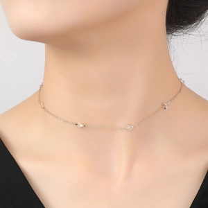 Detalle del collar bañado en oro de 14K con cristales triangulares para un estilo elegante