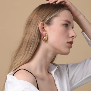 Pendientes de gota en espiral de acero inoxidable chapados en oro 18K en modelo femenina