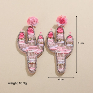 Détail de boucles d'oreilles cactus en perles roses et blanches de 8cm de long