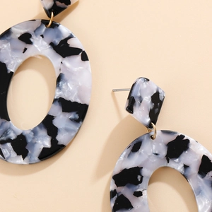 Orecchini in acrilico lucido con motivo marmoreo bianco e nero e design ovale chic